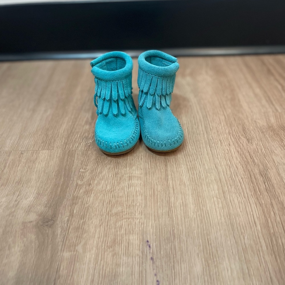 Like new size 1 Minnetonka Moccasins